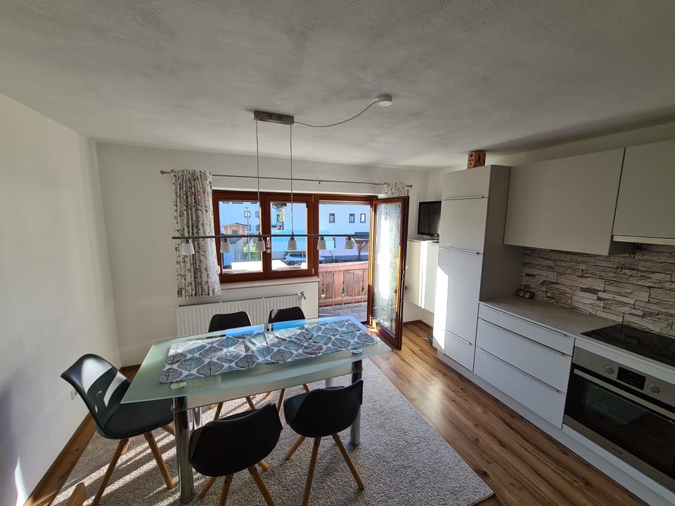 Küche mit Zugang zum Balkon