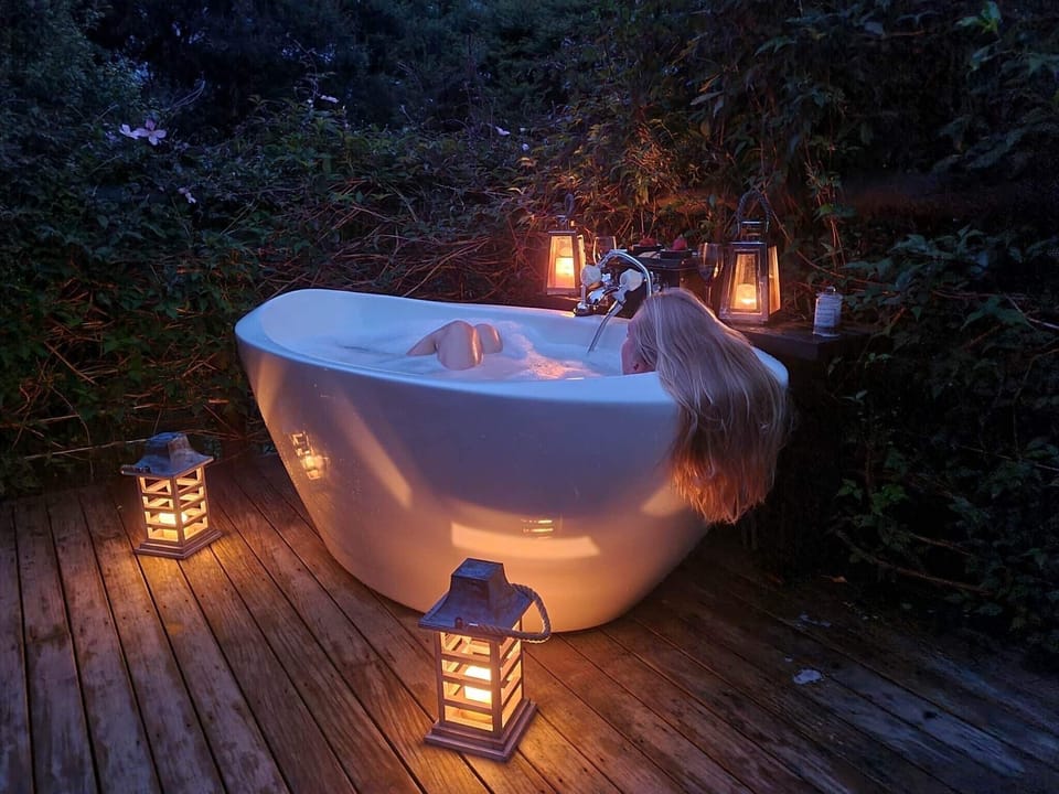 Outdoor spa tub