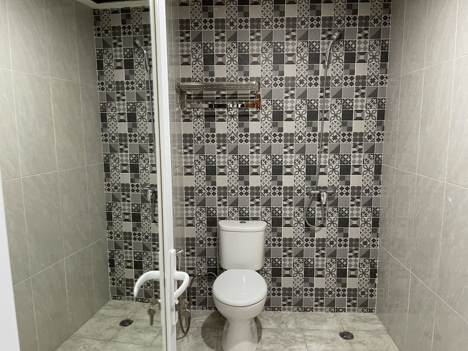 Standard Double Room | Bathroom | Shower, towels, soap, shampoo
