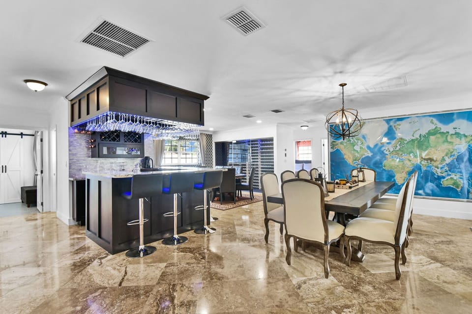 Open plan interior for maximum enjoyment of this space with your group