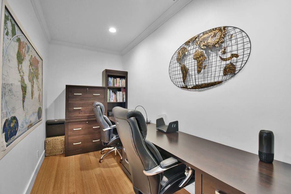 Office Space with 2 chairs.
This home has excellent WIFI.