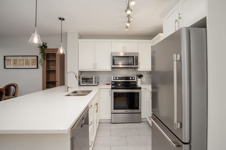Fully Equipped Kitchen w/ Stainless Steel Appliances