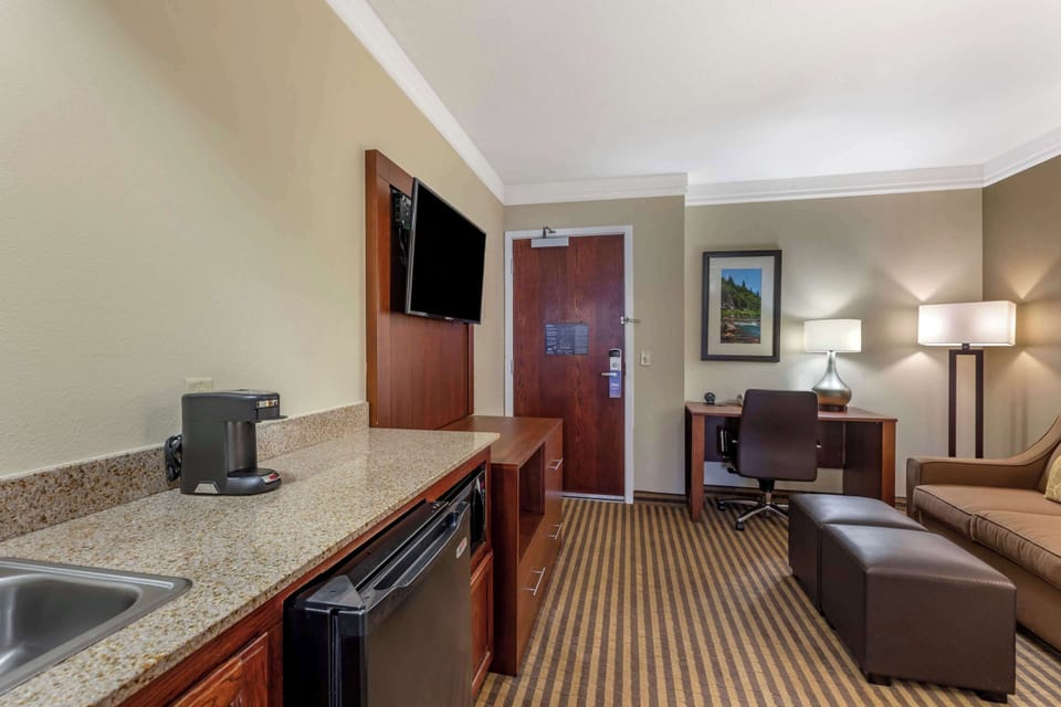 1 bedroom, desk, laptop workspace, soundproofing
