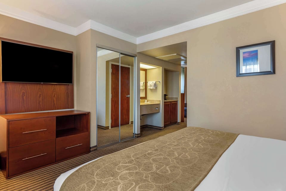 1 bedroom, desk, laptop workspace, soundproofing