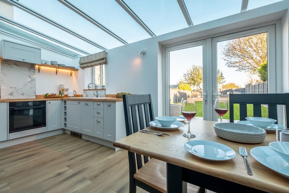 Golf Cottage, West Runton: Dining area to kitchen