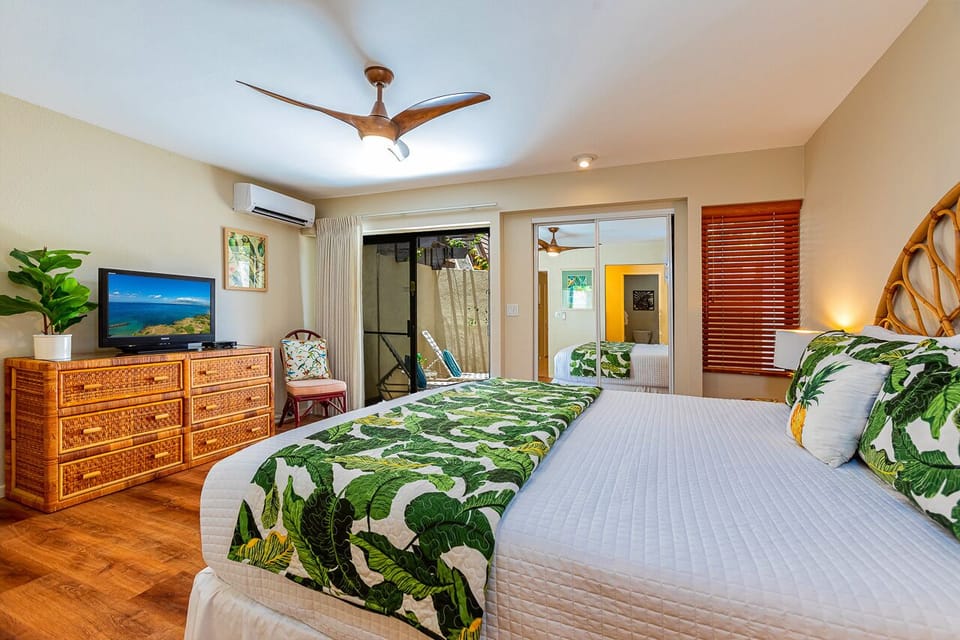 Cozy king size bed to relax in~ watch a movie with AC in the roo