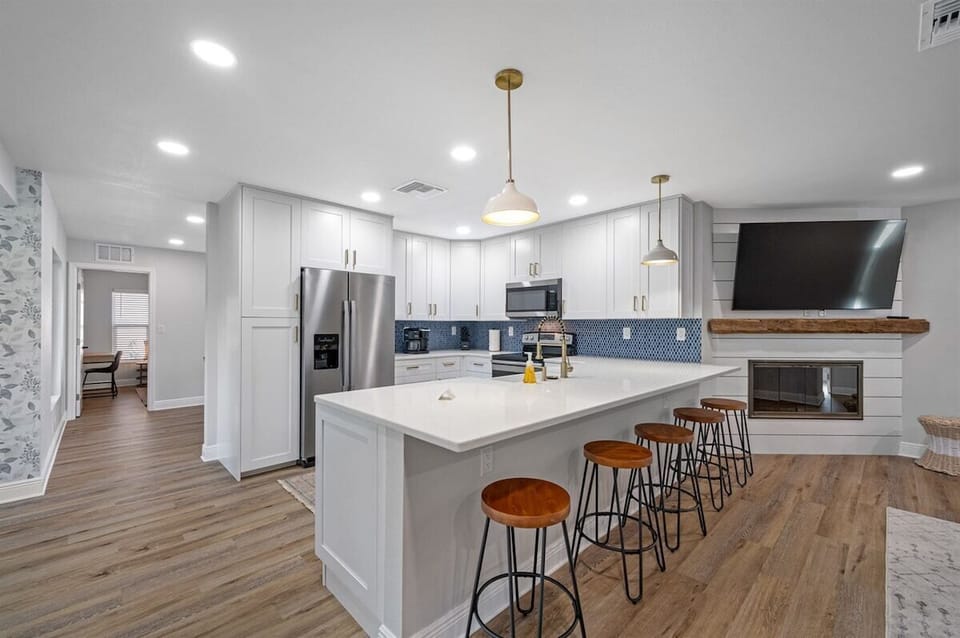 Kitchen with breakfast bar seating