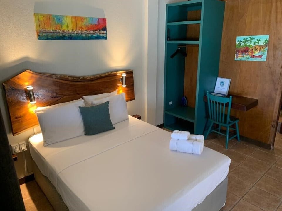 Comfort Room, 1 Queen Bed, Ocean View | Hypo-allergenic bedding, minibar, individually decorated