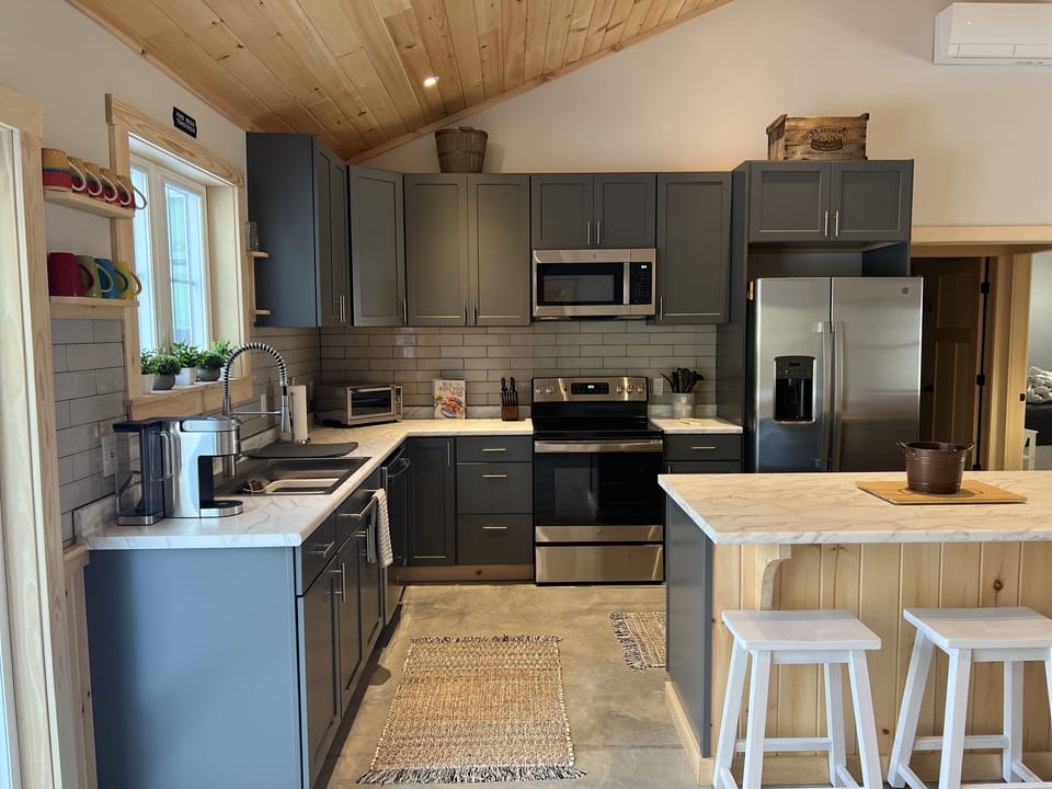 Kitchen-Island seats 3