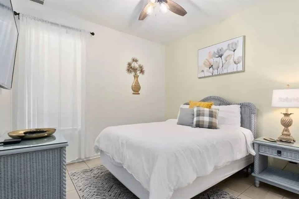 Main level queen bedroom. Large closet not pictured. 65 Smart TV as well.