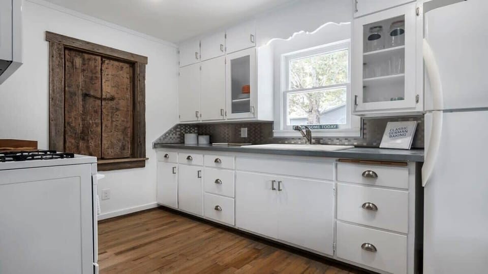 Great kitchen with lots of perks!