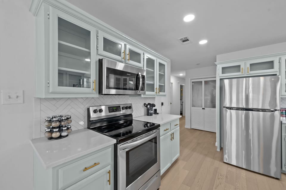 Spices, cookware and bakeware provided