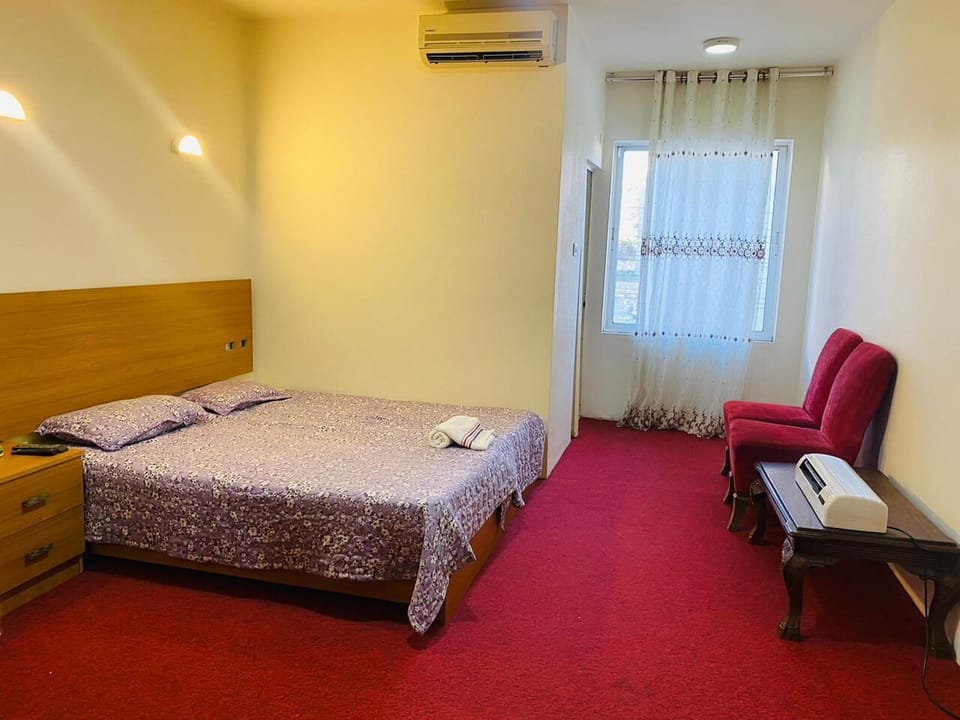 Egyptian cotton sheets, premium bedding, pillowtop beds, desk