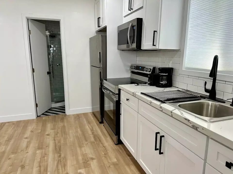Big size refrigerator, stove, oven and microwave. Luxury granite countertops.