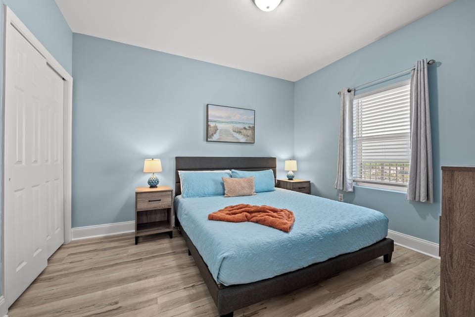 Guest King Bedroom- lake view