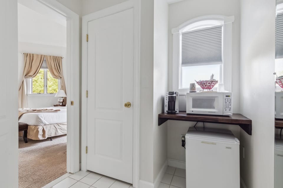 V Suite, Castle Suite, 1 King Bed, walk-in shower, 2nd Floor | Premium bedding, Tempur-Pedic beds, individually decorated