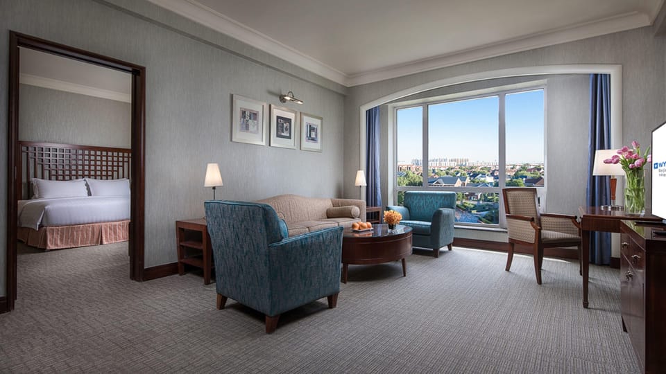 Business Room, 1 King Bed, Non Smoking (Superior) | Down comforters, pillowtop beds, minibar, in-room safe