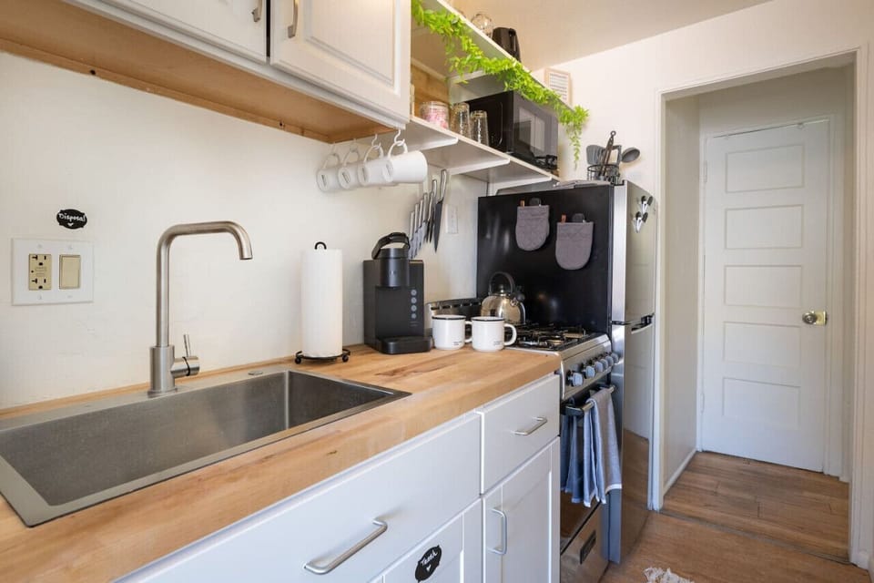 Well look, the kitchen is just as good and cozy as the living room. Everything you need to make that hearty meal for your family and friends.