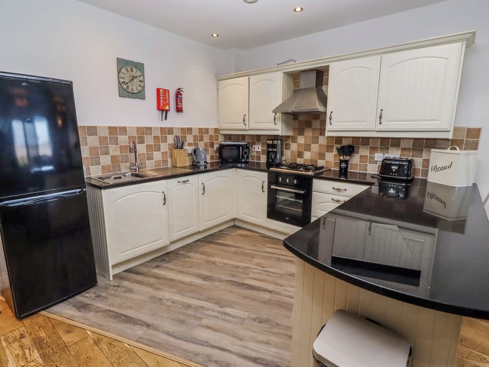 Fridge, dishwasher, cookware/dishes/utensils
