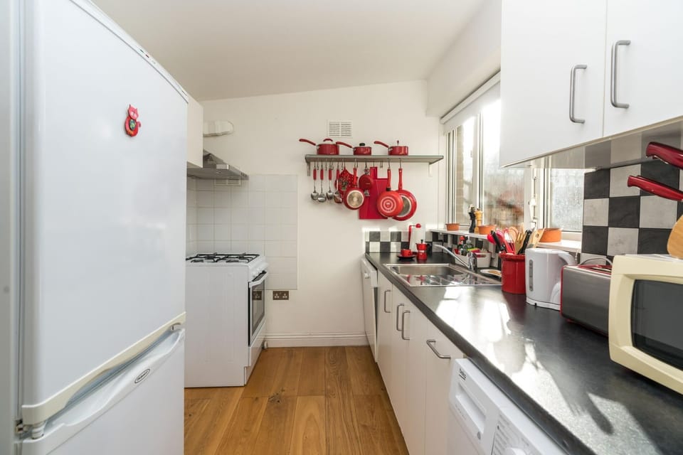 Apartment (1 Bedroom) | Private kitchen | Microwave, oven