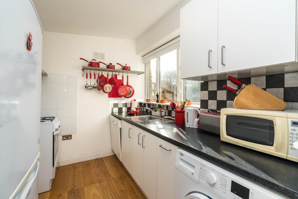 Apartment (1 Bedroom) | Private kitchen | Microwave, oven