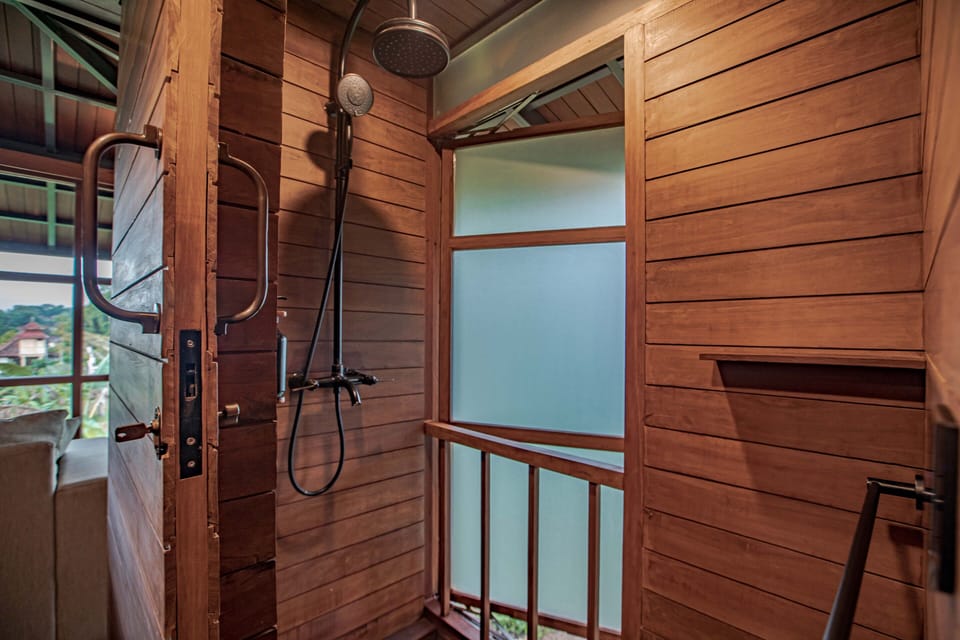 Treehouse C | Bathroom | Shower, rainfall showerhead, hair dryer, towels