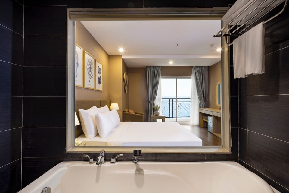 Deluxe Double Room, Balcony, Sea View | Bathroom | Shower, rainfall showerhead, free toiletries, hair dryer