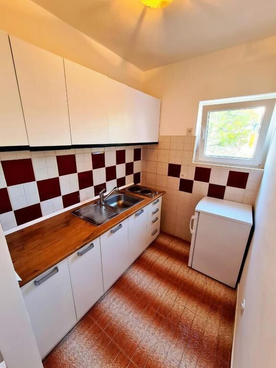Comfort Apartment | Private kitchen | Full-size fridge, cookware/dishes/utensils