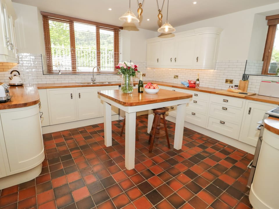 Cottage | Private kitchen | Fridge, dishwasher, electric kettle, toaster