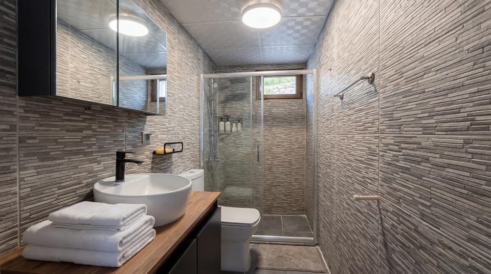 Family Room | Bathroom | Shower, hair dryer, slippers, towels