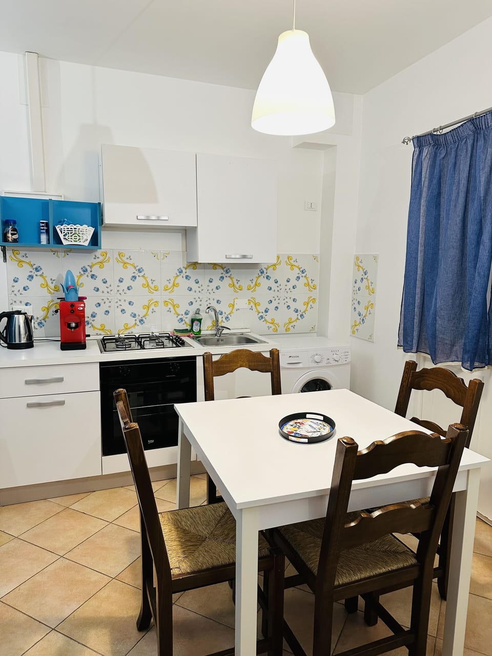 Deluxe Apartment | Private kitchen | Fridge, oven