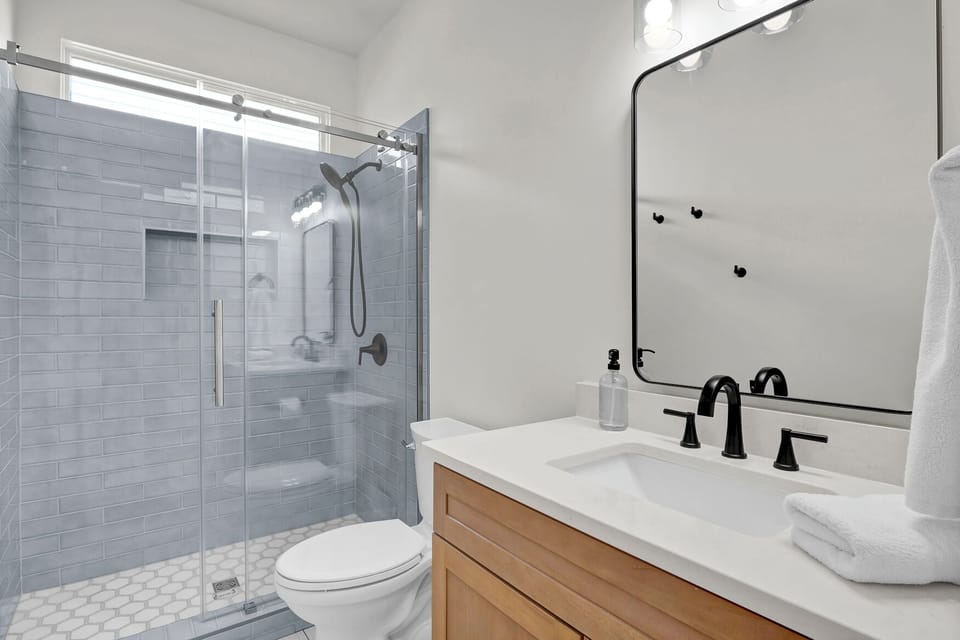 Hallway full bath