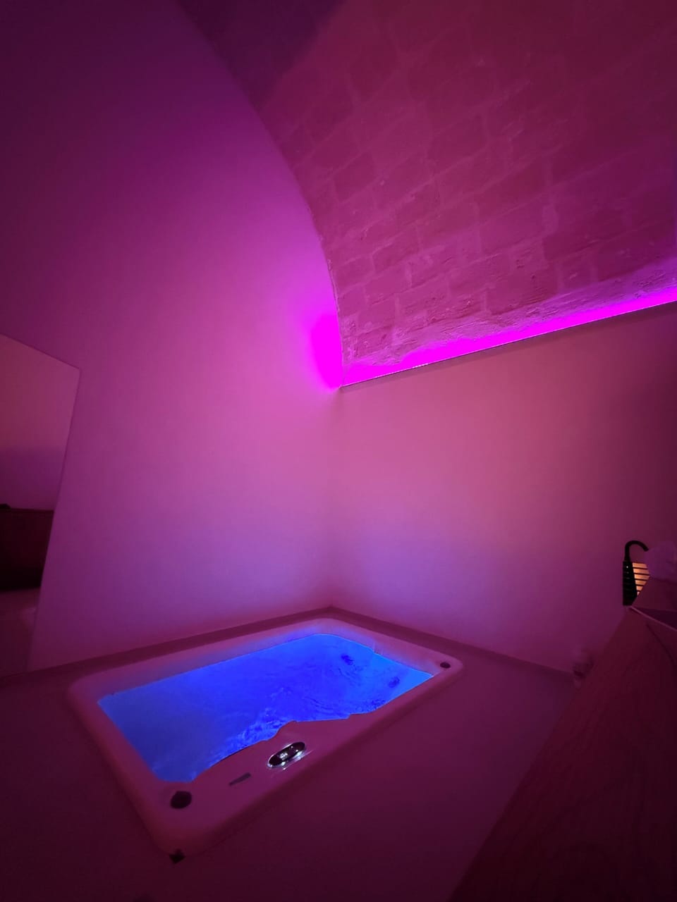Sauna, hot tub, body treatments, aromatherapy, body scrubs, massages