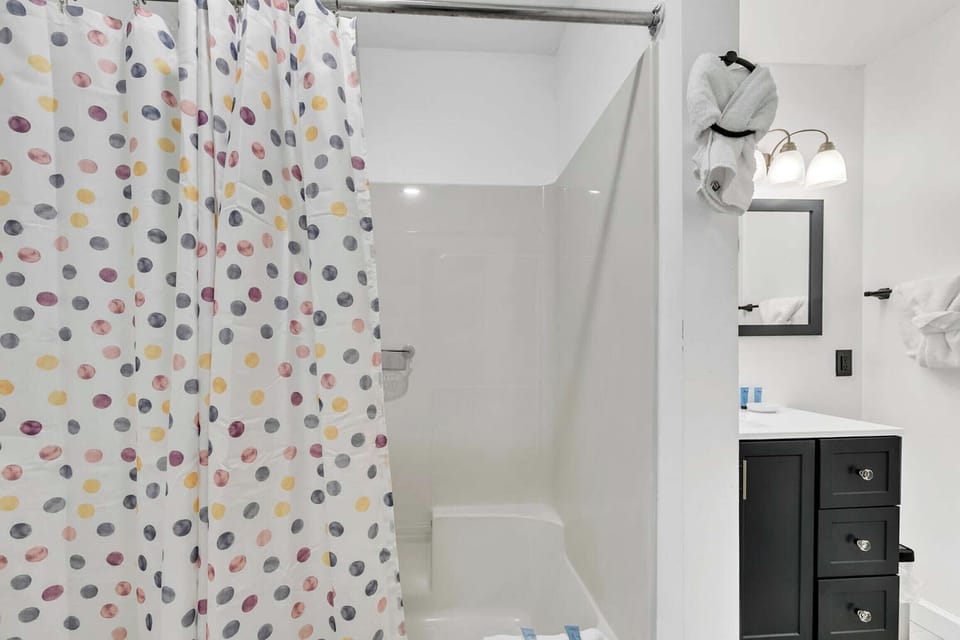 Full bathroom with shower/tub combo