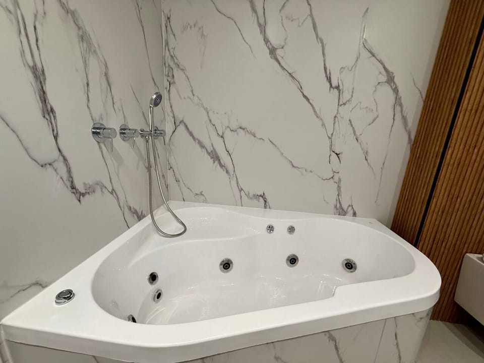 Private spa tub