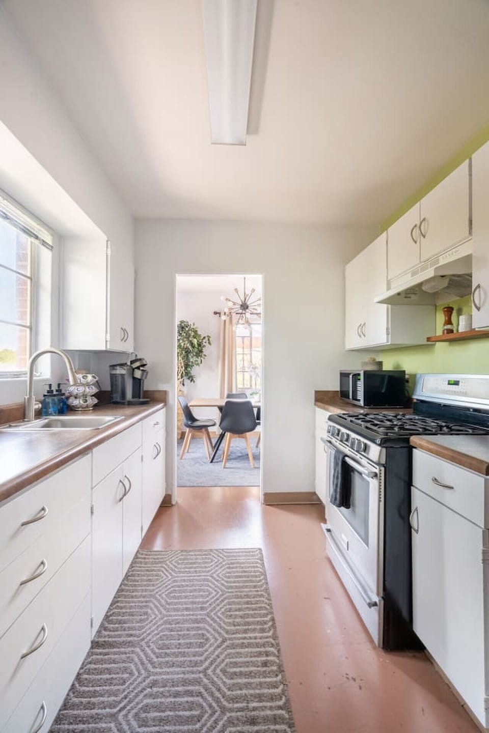 - Experience culinary freedom in our fully equipped kitchen of the apartment in Tucson- Discover a modern kitchen oasis complete with stainless appliances and stylish finishes- Enjoy the convenience of plenty of counter and storage space