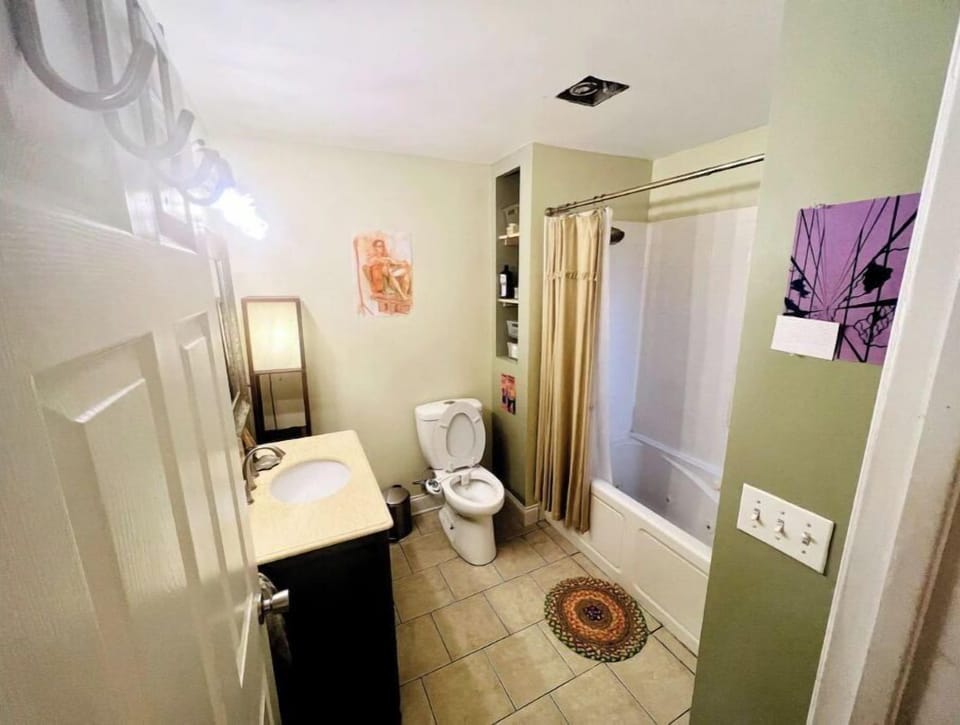 upstairs bathroom with jacuzzi tub for the green and blue bedrooms