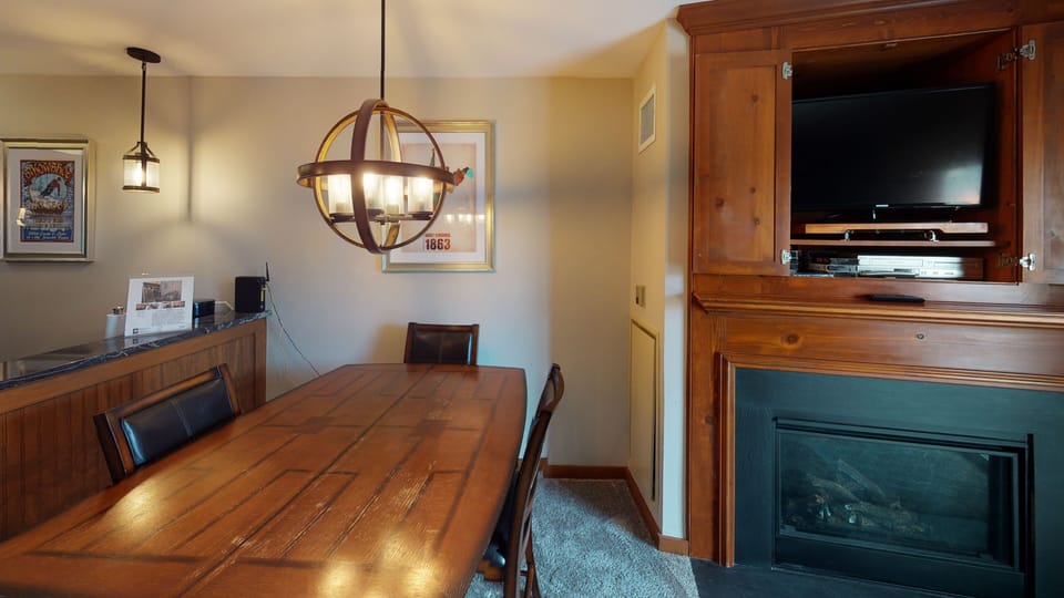 Indoors, Hardwood, Screen, Flooring, Floor