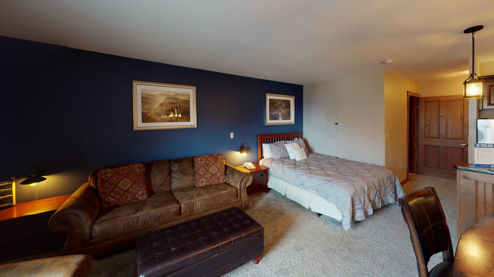 Living Room, Furniture, Indoors, Couch, Flooring