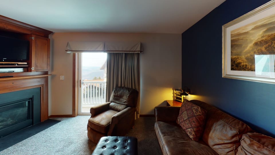 Living Room, Furniture, Indoors, Couch, Screen