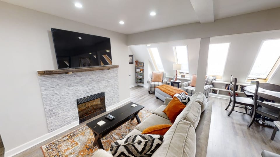 Home Decor, Indoors, Living Room, Furniture, Table