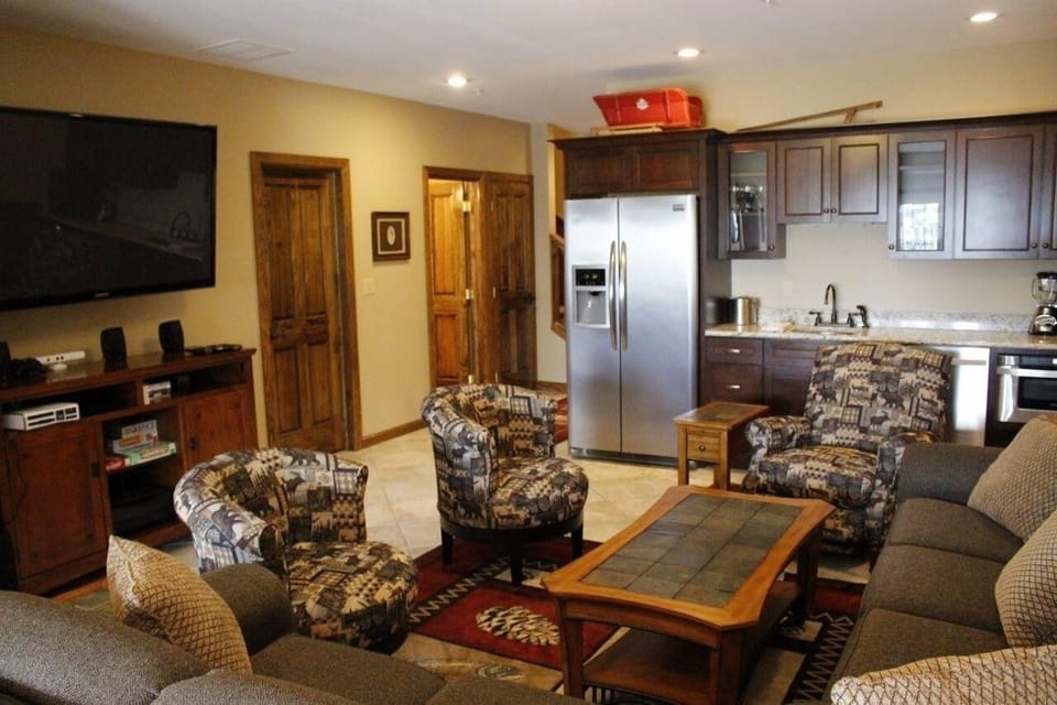 Living Room, Furniture, Indoors, Building, Screen