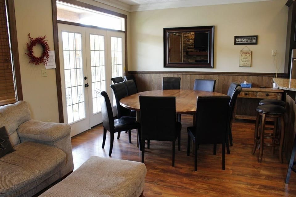 Dining Room, Table, Dining Table, Furniture, Indoors