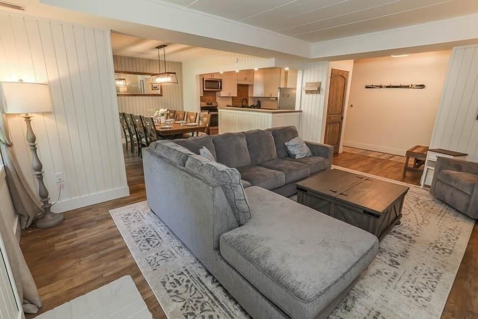 Home Decor, Couch, Furniture, Lamp, Indoors