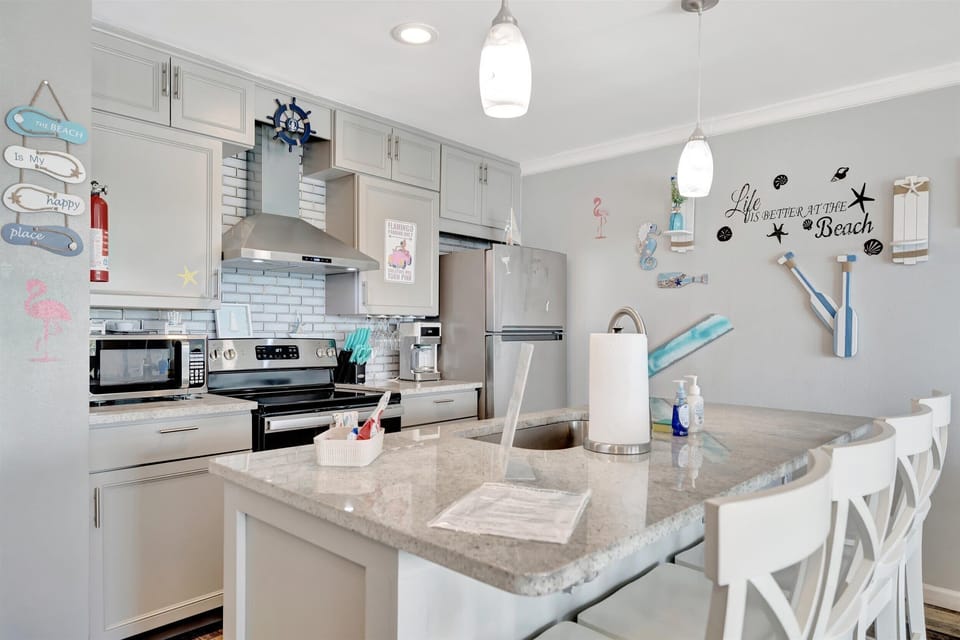 Panoramic Apartment, Fireplace, Bay View | Private kitchen | Full-size fridge, microwave, oven, stovetop