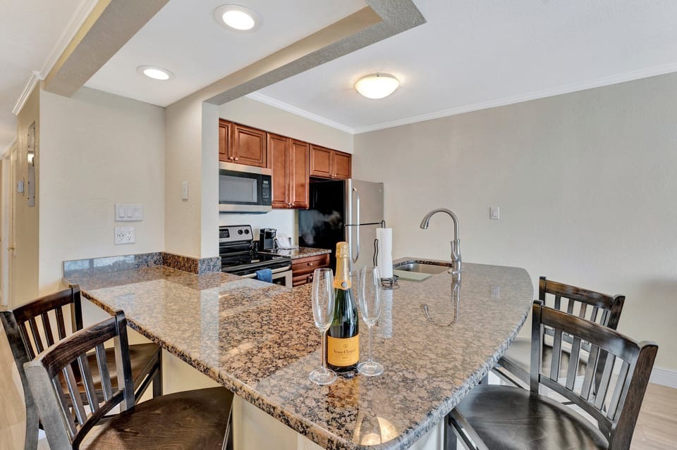 Executive Room | Private kitchen | Full-size fridge, microwave, oven, stovetop