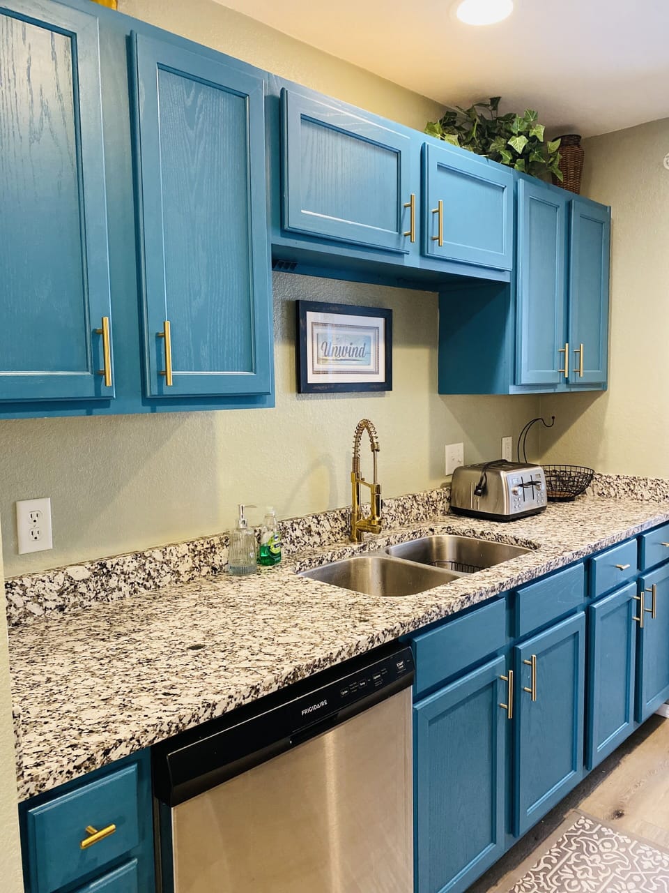 Fully stocked kitchen for making delicious meals for the family. 