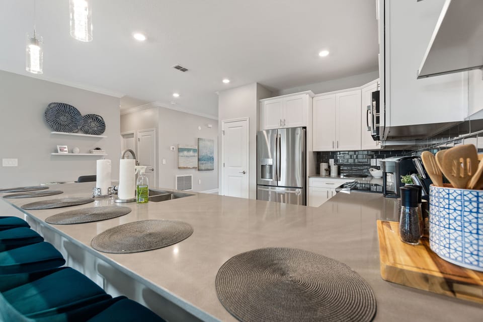 Fully-equipped kitchen with granite counter