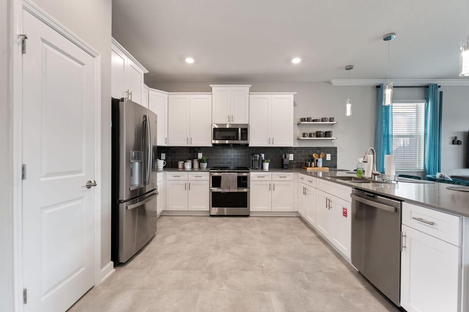 Fully-equipped kitchen with granite counter