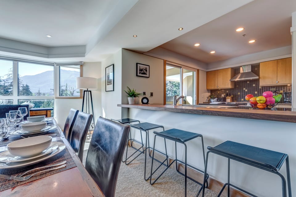 Kitchen Counter with 4 Bar Stools